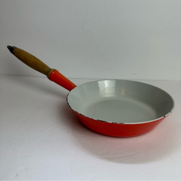 Vintage Le Creuset Cast Iron Enamel #24 ORANGE Skillet Pan & Wooden Handle - Picture 1 of 13